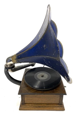 Lot 279 - An early 20th century Standard Model 'A' Gramophone.