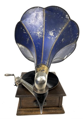 Lot 279 - An early 20th century Standard Model 'A' Gramophone.