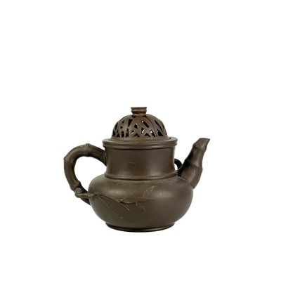 Lot 576 - A Chinese Yixing pottery teapot, seal mark.