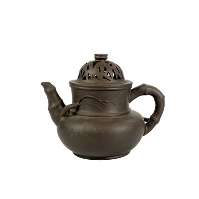 Lot 576 - A Chinese Yixing pottery teapot, seal mark.