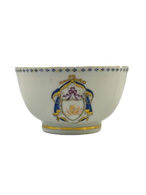 Lot 465 - A Chinese porcelain armorial tea bowl, 18th century