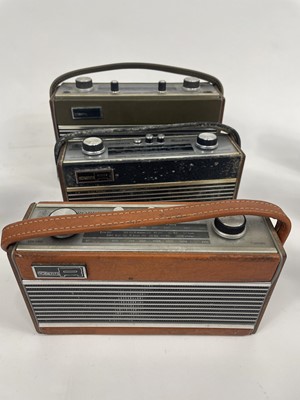 Lot 250 - A collection of vintage 'Roberts' radios.