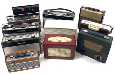 Lot 253 - A collection of vintage radios.