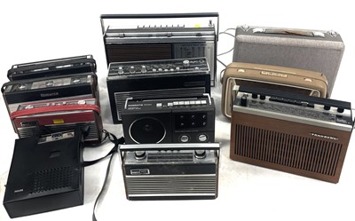 Lot 288 - A collection of vintage radios.