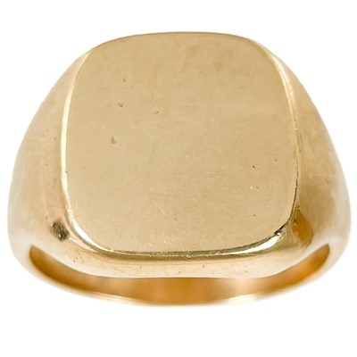 Lot 95 - A heavy 9ct hallmarked gold gentleman's signet ring.