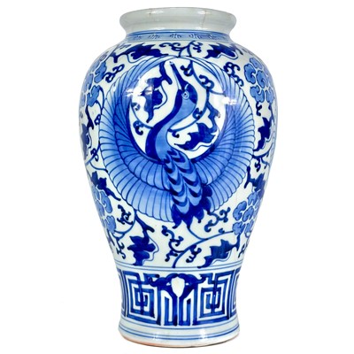 Lot 662 - A Chinese blue and white porcelain vase, 19th century.