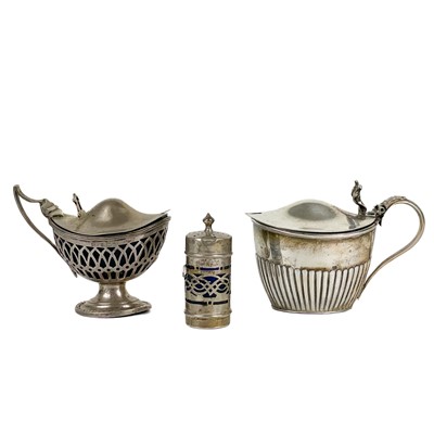 Lot 241 - A Victorian silver half fluted lidded mustard pot, Chester 1896.