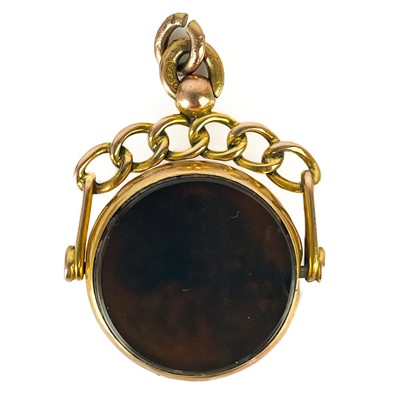 Lot 49 - An Edwardian 9ct gold bloodstone and possibly jasper set swivel fob.