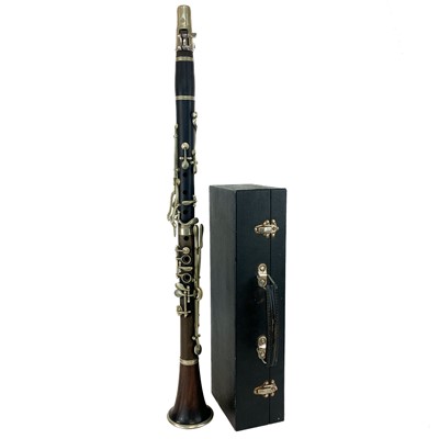 Lot 127 - An early 20th century rosewood clarinet.