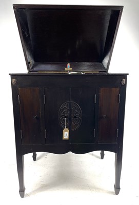 Lot 281 - A cased Dulcetto gramophone.