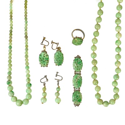 Lot 458 - A selection of green jade jewellery.