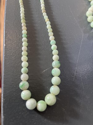 Lot 458 - A selection of green jade jewellery.