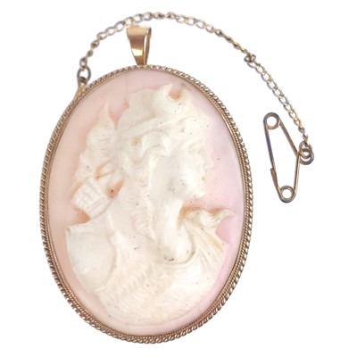 Lot 67 - A modern 9ct gold mounted shell cameo brooch pendant.