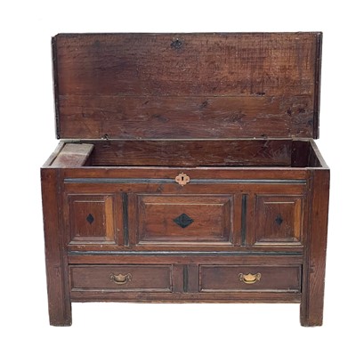 Lot 130 - An oak joined small mule chest.