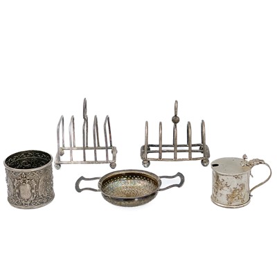 Lot 305 - A selection of early 20th century English silver.