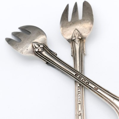 Lot 154 - A Victorian silver set of five fiddle thread pattern cake forks by Francis Higgins.