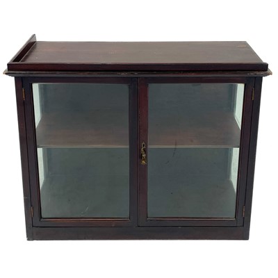 Lot 1893 - An early 20th century mahogany small display cabinet.