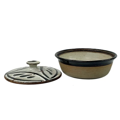 Lot 878 - Joe FINCH (1947) A lidded bowl.