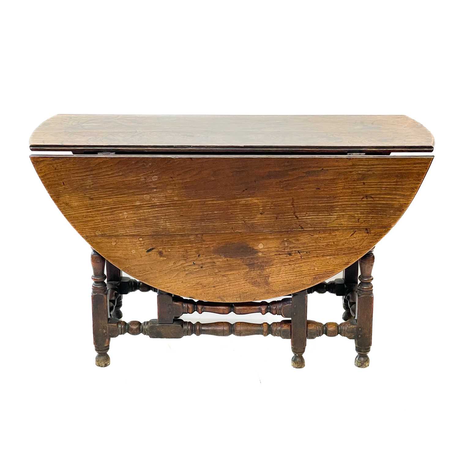 Lot 138 - An oak gateleg table.
