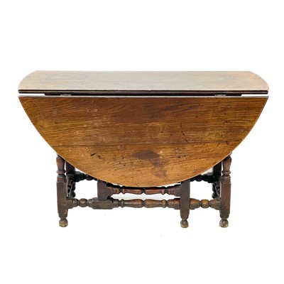 Lot 226 - An oak gateleg table.