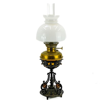 Lot 196 - A Victorian oil lamp.