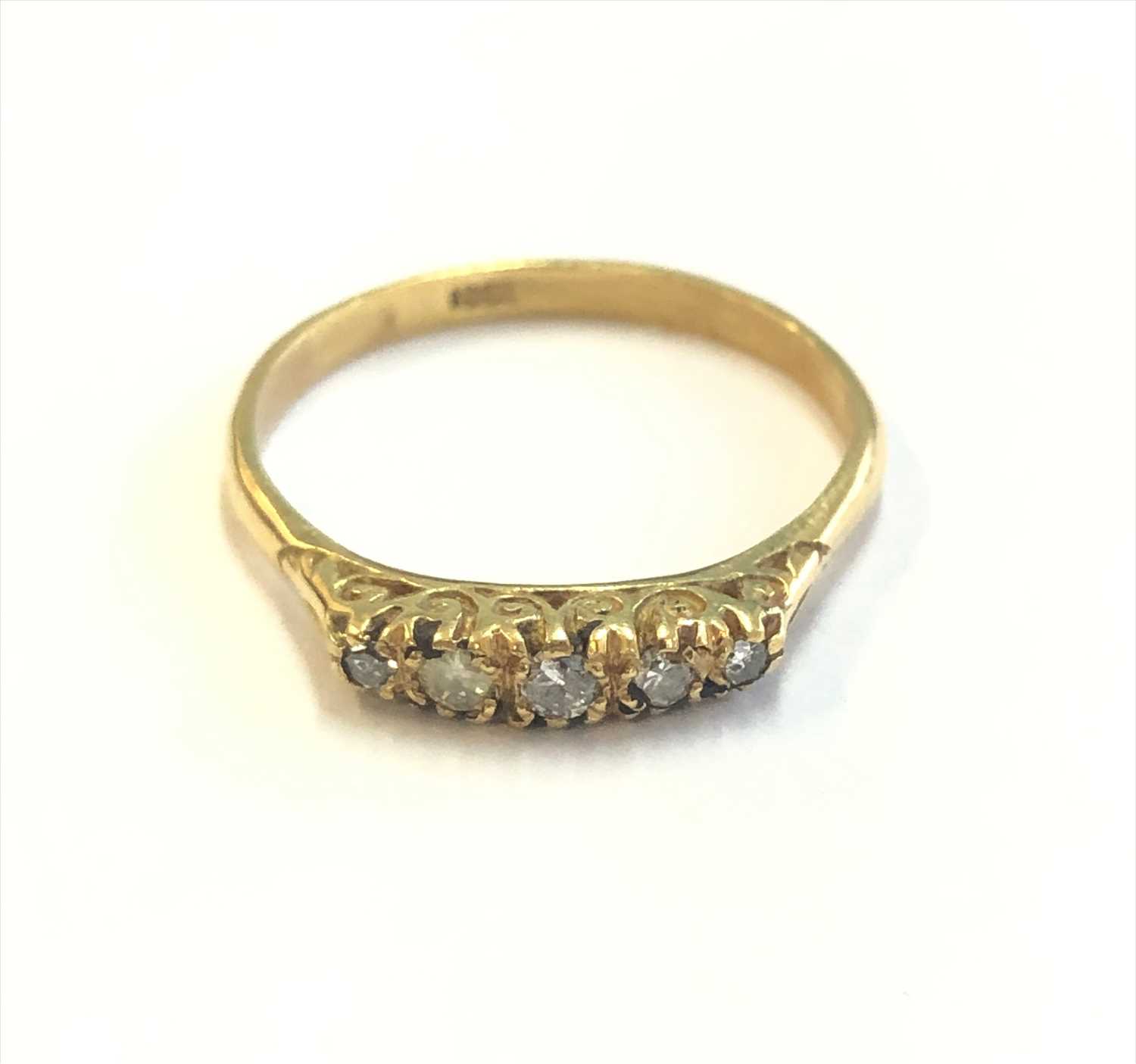 Lot 2804 - A diamond ring with staggered setting.
