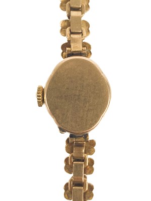 Lot 170 - An Avia 1960's 9ct gold lady's manual wind bracelet wristwatch.