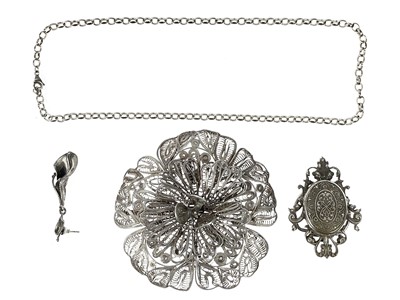 Lot 482 - A large white metal filigree flower head brooch.