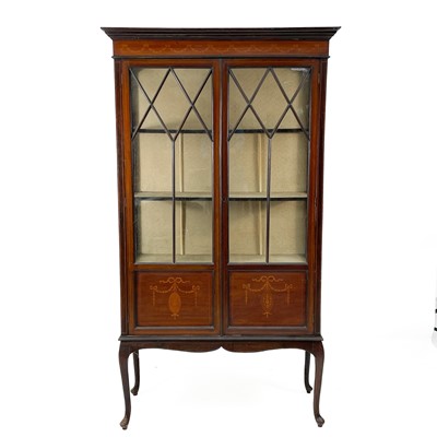 Lot 1900 - An Edwardian mahogany and inlaid display cabinet.