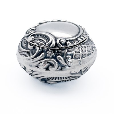 Lot 430 - An Edwardian silver small circular pill box.